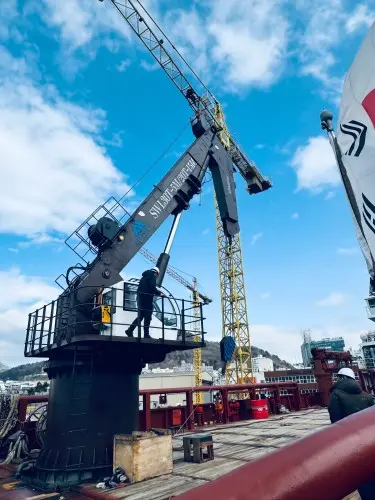 knuckle boom crane.jpg